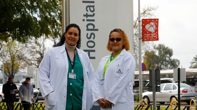 Aurivet Martínez Tejeda y Yumilda Irrizarri, en el exterior del Hospital Rina Sofía de Córdoba.