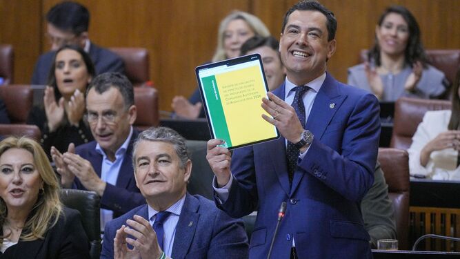 Juanma Moreno, durante una de sus intervenciones de hoy en el pleno del Parlamento andaluz.
