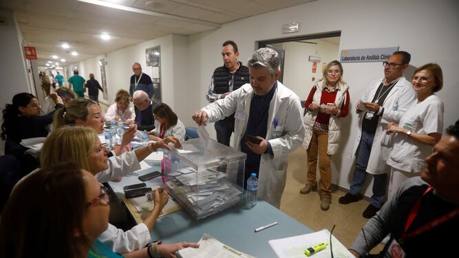 Un profesional sanitario vota en las elecciones sindicales del SAS en el Hospital Reina Sofía de Córdoba.