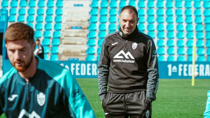 Juanma Barrera, técnico del Atlético Baleares, en un entrenamiento de su equipo.