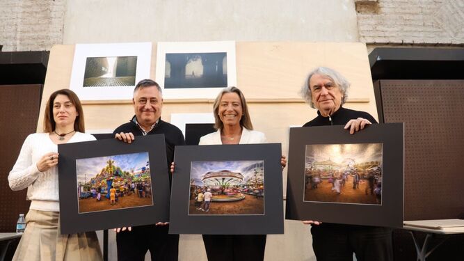 El jurado muestra tres obras de la colección ganadora, titulada 'Día de Feria'.