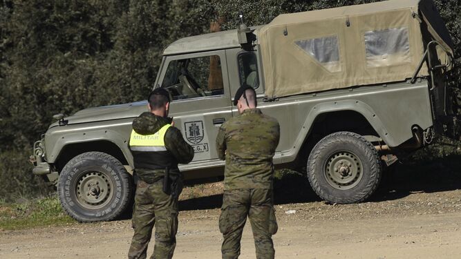 Militares acordonando el lugar donde fueron localizados los dos militares fallecidos en la base de Cerro  Muriano .