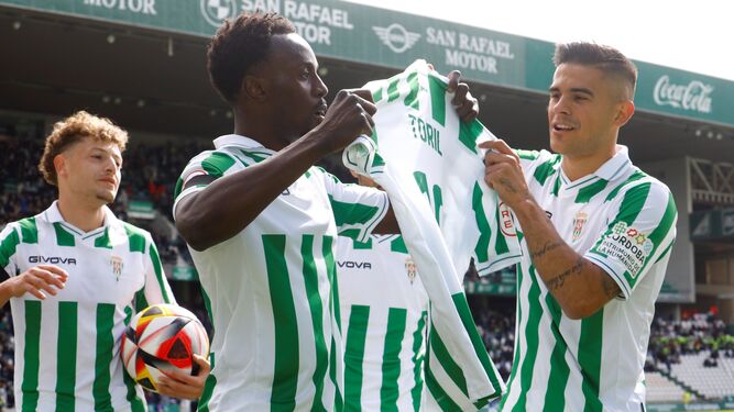 Diarra y Kuki Zalazar muestra la camiseta de Toril en el Córdoba CF - Atlético Baleares.
