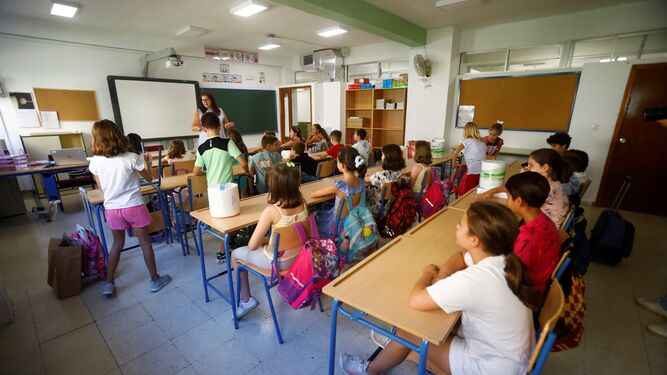 Alumnos del colegio Eduardo Lucena el primer día de clases de este curso.