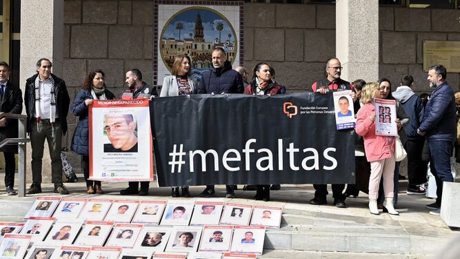 Concentración en el Ayuntamiento de Córdoba por el Día de las Personas Desaparecidas.