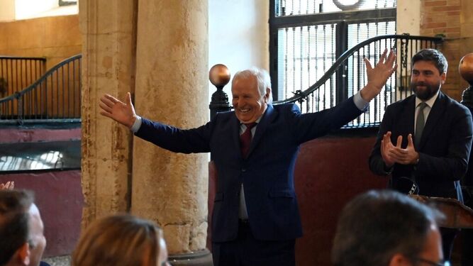 Manuel Benítez 'El Cordobés', recibe el aplauso del público en Caballerizas Reales de Córdoba.