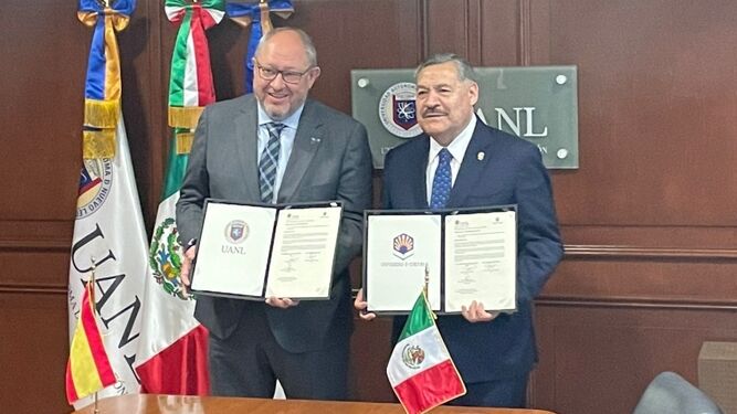 Manuel Torralbo y Santos Guzmán, tras la firma del convenio.