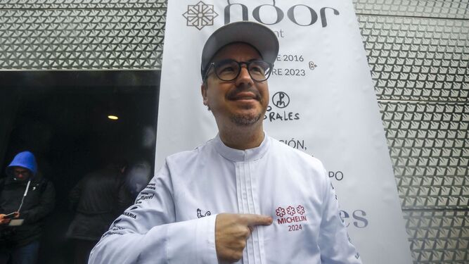 Paco  Morales a las puertas de Noor Restaurant
