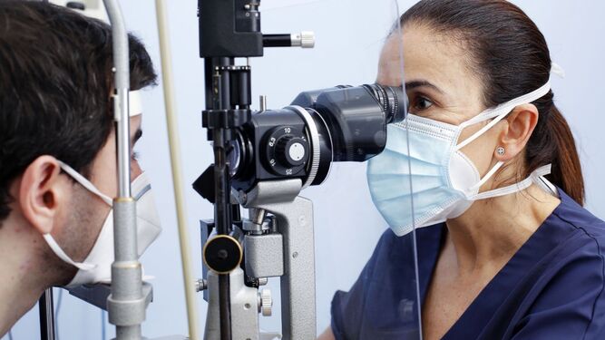 Revisión de una doctora especialista en glaucoma.