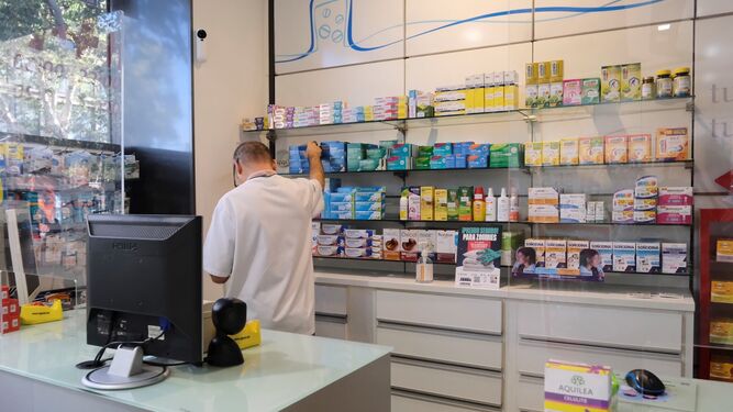 Un trabajador de una farmacia de Córdoba.