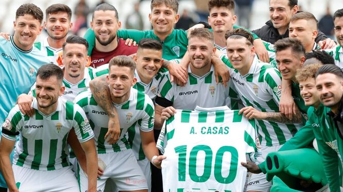 Antonio Casas celebra junto a sus compañeros sus 100 partidos en el Córdoba CF.