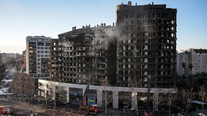Fachada principal de los edificios de viviendas que ardieron en febrero en el barrio valenciano de Campanar.