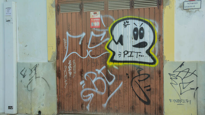 Un graffiti en la puerta de una vivienda del Casco Histórico de Córdoba.