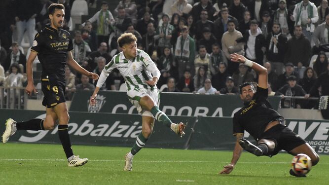 Simo dispara a gol en el Córdoba CF - Castellón de la primera vuelta.