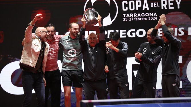 Los palistas y rectores del Cajasur Priego celebran su título de Copa del Rey.