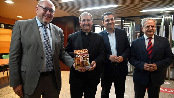 El deán, junto al rector, el alcalde y el presidente de la Diputación.