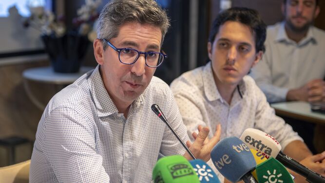 Juan Manuel Camacho (i), presidente de Jaén Merece Más y el concejal Luis García Millán.