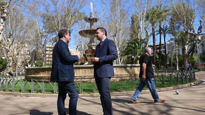 El alcalde conversa con el gerente de Emacsa, Rafael Carlos Serrano, junto a la fuente de Colón.