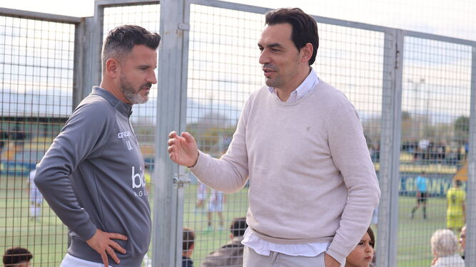 Iván Ania charla con Miguel Tena, excordobesista y director deportivo del Villarreal.