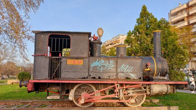 Antigua locomotora de 1864 ubicada junto a la antigua estación de tren de la capital.