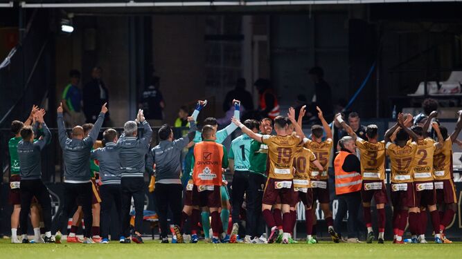 Los jugadores del Córdoba CF saludan a sus aficionados tras ganar en Castalia.