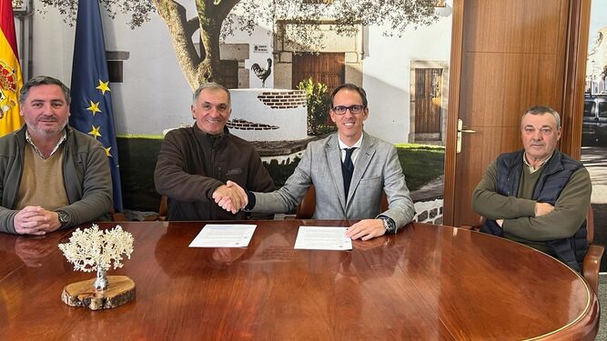 Firma del acuerdo entre el Ayuntamiento de Pozoblanco con el Club Deportivo de Cazadores el convenio de cesión de usos de la Dehesa Boyal.
