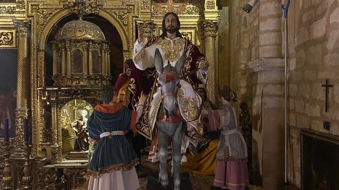El Señor de los Reyes, con su nueva túnica, ya entronizado en su nuevo paso procesional.
