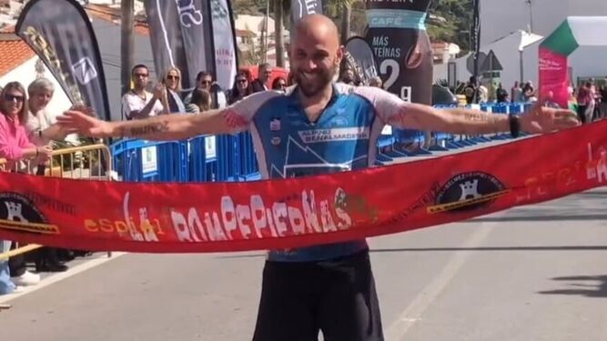Ángel Merino cruza la línea de meta como ganador del II Maratón Rompepiernas Espiel - Belmez.