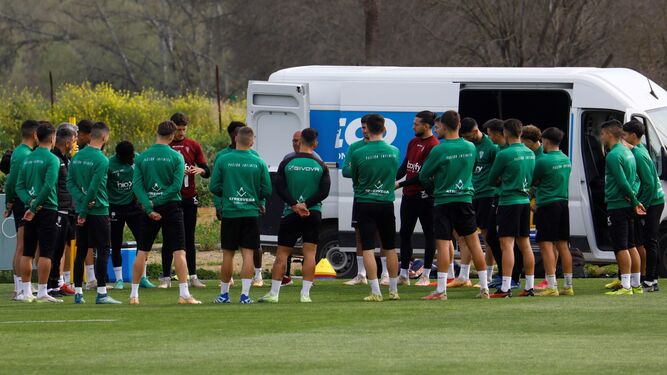 Los jugadores del Córdoba CF escuchan a Iván Ania antes de un entrenamiento en la Ciudad Deportiva.