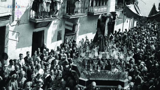 Nuestro Padre Jesús Nazareno por la calle El Peso de Lucena, en una imagen de 1938.