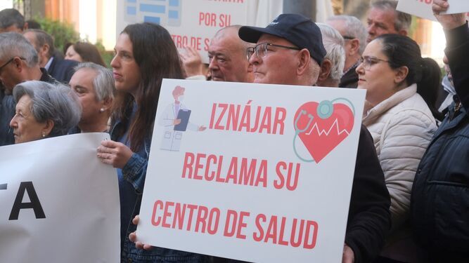 Asistentes a la protesta del pasado año por un nuevo centro de salud en Iznájar.