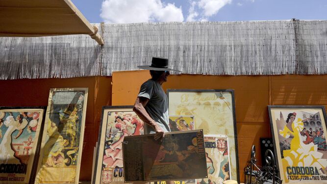 Un hombre trabaja en el montaje de una de las casetas de la Feria de Córdoba.