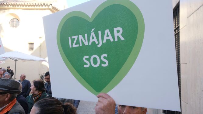 Una pancarta de la protesta celebrada el pasado año por un nuevo centro de salud en Iznájar.