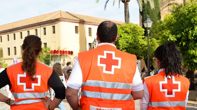 Técnicos de Cruz Roja durante la Semana Santa 2023 de Córdoba.