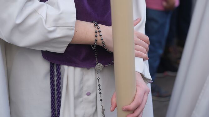 Un nazareno en la procesión de la Hermandad de la Sangre del Martes Santo de 2023.