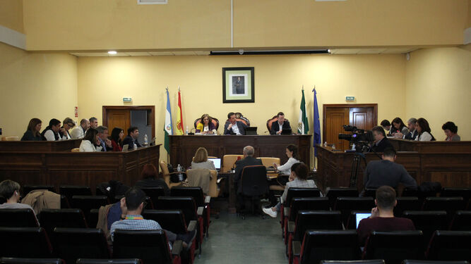 Un momento de la sesión plenaria en el Ayuntamiento de Lucena.
