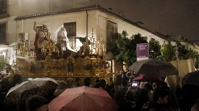 El Señor de la Coronación de Espinas regresa a su templo en mitad de la lluvia el Lunes Santo de 2022.