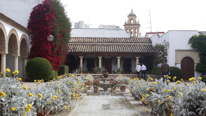 Varias personas visitan uno de los patios del Palacio de Viana.