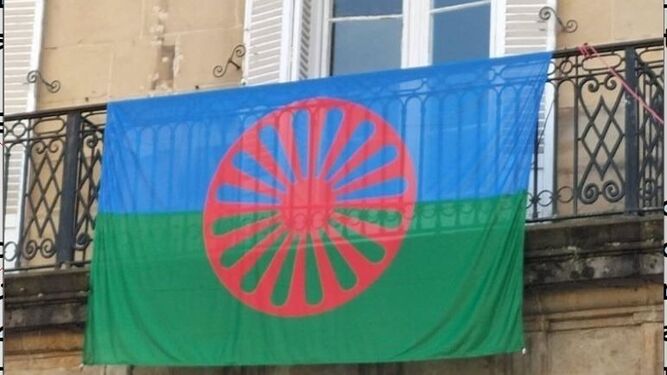La bandera del pueblo gitano en un balcón.