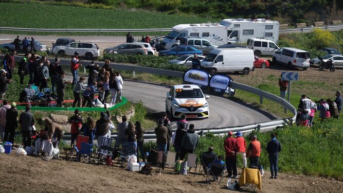 El público sigue de cerca uno de los tramos del Rallye Sierra Morena de 2023.