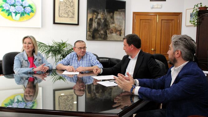 Firma del convenio entre el Ayuntamiento y la Agrupación de Cofradías de Lucena.