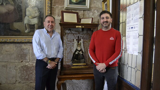 El alcalde villarrense, Jesús Morales, y el imaginero Sebastián Montes, junto a la imagen dolorosa.