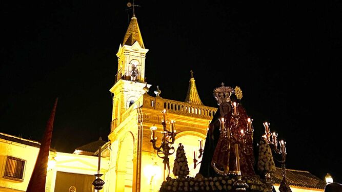 Momento de la procesión en la plaza del Calvario, con el Santuario de Nuestro Padre Jesús Nazareno al fondo.