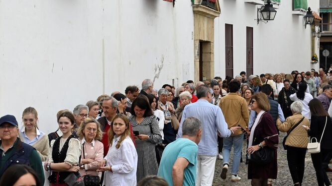 Numerosas personas esperan su turno para visitar a la Virgen de los Dolores.