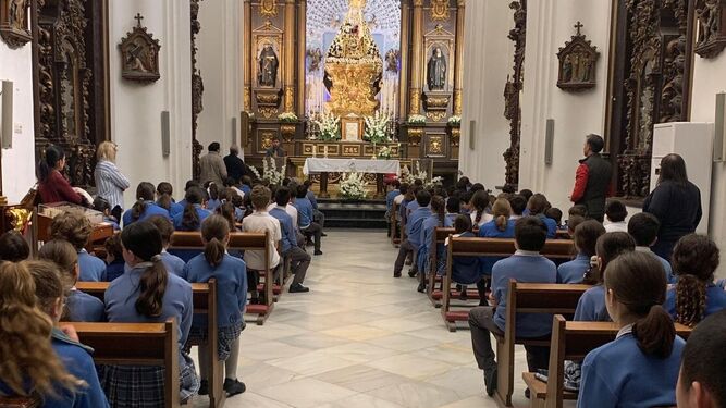 Los alumnos del Colegio La Milagrosa, los primeros en visitar a la Virgen de los Dolores por Semana Santa