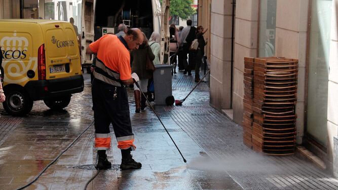 Limpieza de cera en las calles de Cádiz tras una pasada Semana Santa.