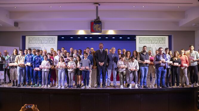Foto de familia con todos los premiados en el Circuito Provincial de Carreras Populares.