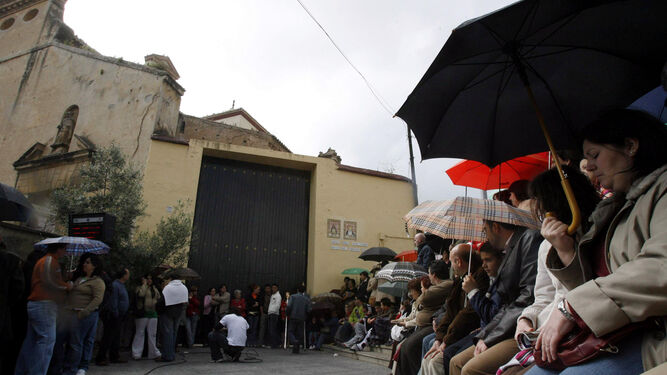 Imagen de archivo de personas con paraguas  esperando en la puerta de la nave de los Trinitarios la salida del Rescatado.