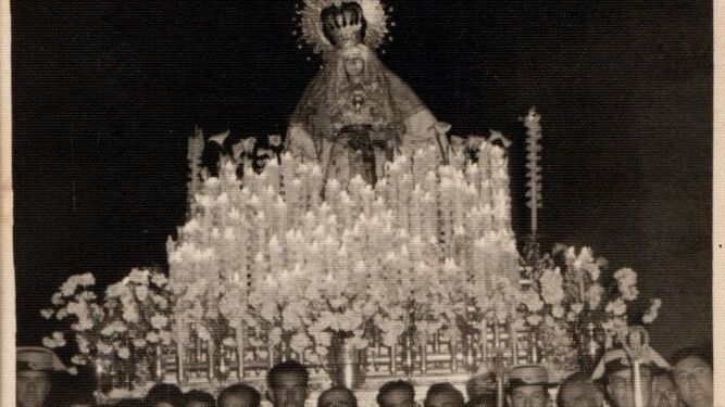 Paso de la Virgen de la Merced, aún sin palio, en una de sus primeras salidas procesionales.