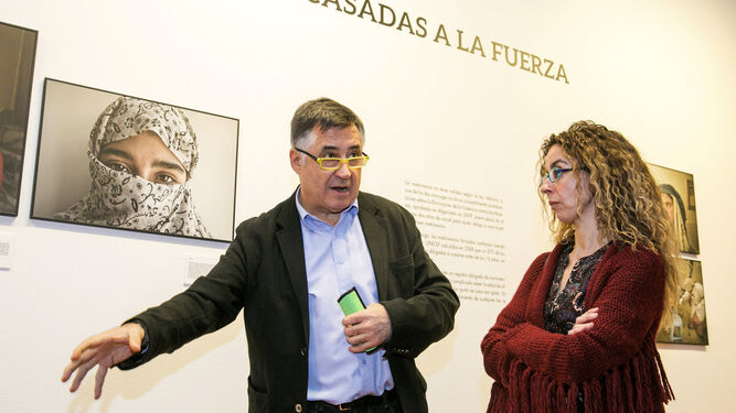 El fotoperiodista Gervasio Sánchez  y la periodista Mónica Bernabé explican la muestra.